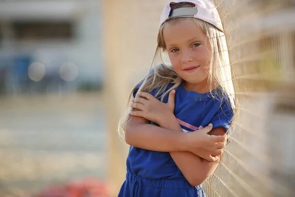 Jolie preteen blonde fille en plein air en été — Photo