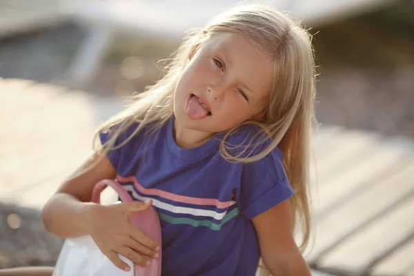 Bonito preteen loira menina ao ar livre no verão — Fotografia de Stock