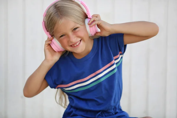 Pěkný teen blondýny dívka venku v létě — Stock fotografie