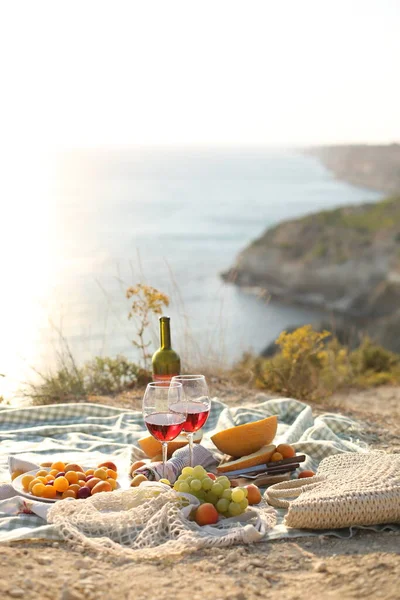 Picknick venku s ovocem a vínem po moři v naure — Stock fotografie