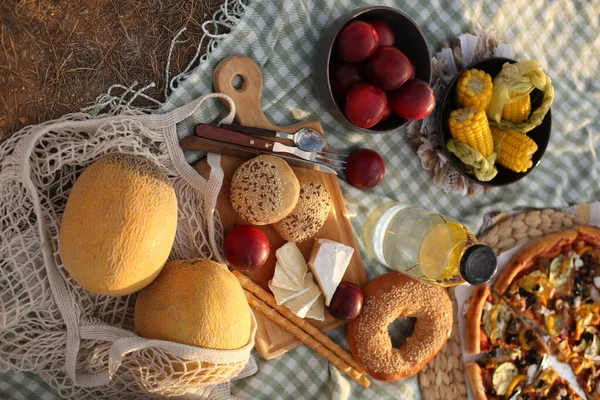 Picknick z jedzeniem i owoców na świeżym powietrzu w przyrodzie — Zdjęcie stockowe