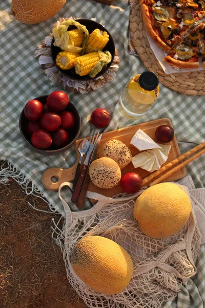 Picknick z jedzeniem i owoców na świeżym powietrzu w przyrodzie — Zdjęcie stockowe