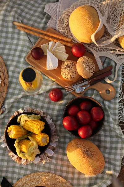 Picknick z jedzeniem i owoców na świeżym powietrzu w przyrodzie — Zdjęcie stockowe
