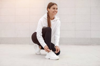 Formda ve sportif bir genç kadın portresi