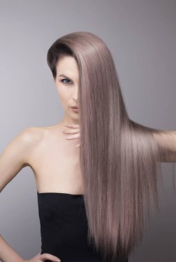 Son moda mor sarı saçlı renkli desen. Portre studio vurdu.