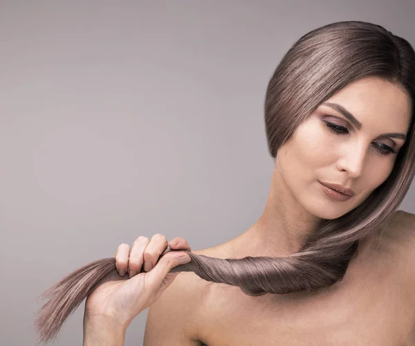 Mulher Elegante Com Pescoço Longo Cabelo Roxo Forte Saudável Fechar — Fotografia de Stock