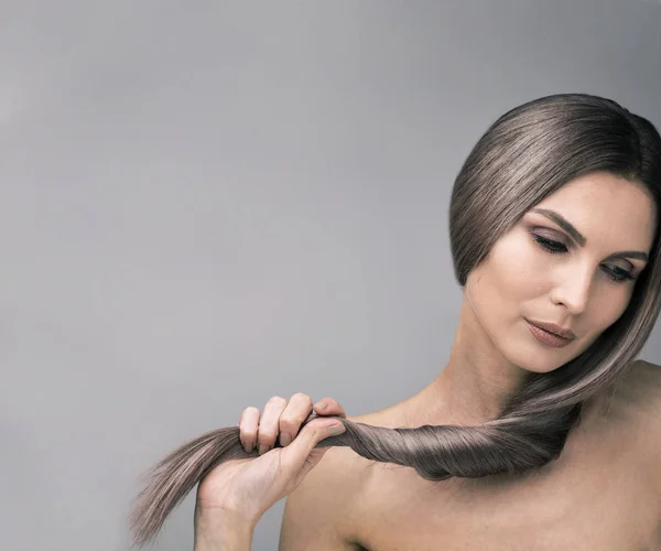 Elégant Regardant Vers Bas Femme Aux Cheveux Violets Longs Forts — Photo