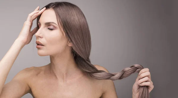 Ragazza Con Capelli Lunghi Viola Toccando Molto Delicato Suo Viso — Foto Stock