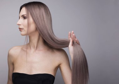 Onun mükemmel güçlü mor sarı saçlı tutan bir kadın seksi profili.