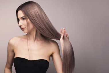 Şık mor sarışın saç rengi olan kadın. 