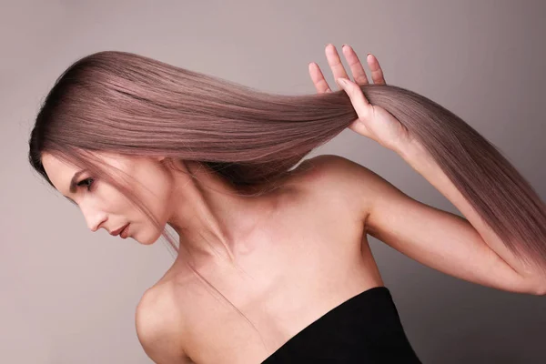 Tiro Moda Una Mujer Con Pelo Rubio Púrpura Perfecto — Foto de Stock