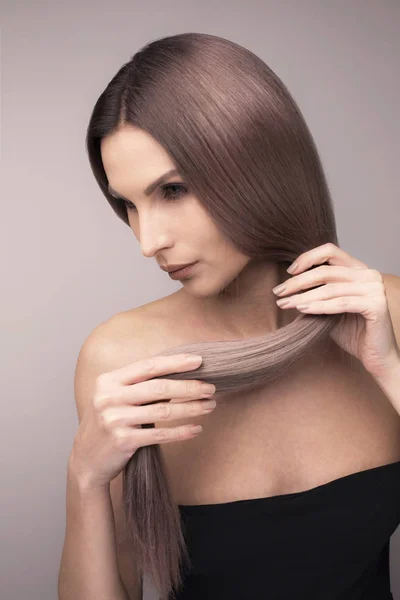 Estúdio Vertical Tiro Uma Menina Elegante Com Cabelo Loiro Roxo — Fotografia de Stock