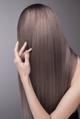 Profesyonel salon bakım: güzel manikür ve trendy mor saç rengi. Anonim atış.