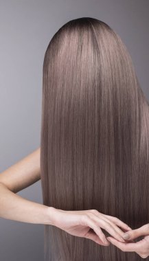 Derin mor saç rengi deseni. Güçlü ve parlak saçlar için salon boyama sonra. Stüdyo yakın çekim.