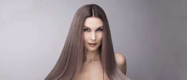Цікавий Модний Фіолетовий Колір Волосся Довге Міцне Волосся Після Професійного — стокове фото