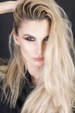 Seksi güçlü profesyonel modeli ile dağınık saç modeli arıyorum ve ilginç makyaj.