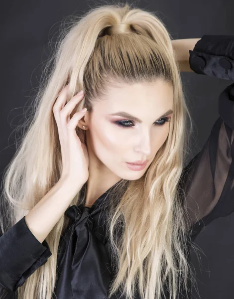 Peinado Desordenado Modelo Rubio Con Maquillaje Fuerte — Foto de Stock