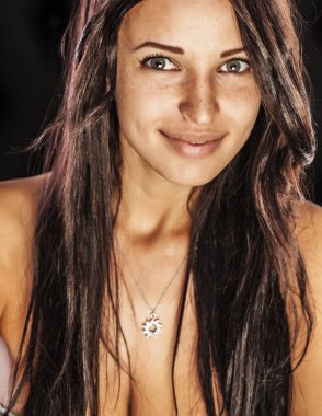 Seksi yetişkin esmer kadınla Boynundaki elmas giyen kadar yok olun. Şirin gülümsemesi ve güzel gamzeler.