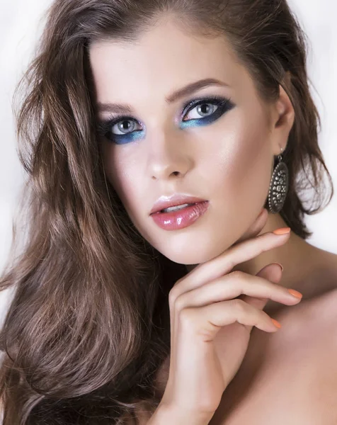 Menina Atraente Nova Com Maquiagem Profissional Colorida Estúdio — Fotografia de Stock