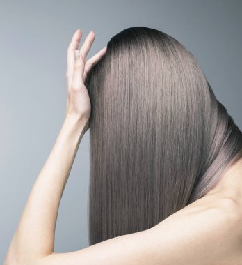 Zarif anonim atış sonra profesyonel salon bakım mükemmel mor saç.