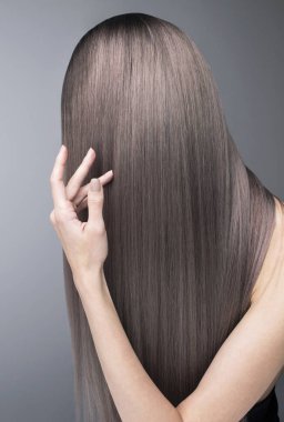 Profesyonel salon bakım: güzel manikür ve trendy mor saç rengi. Anonim atış.