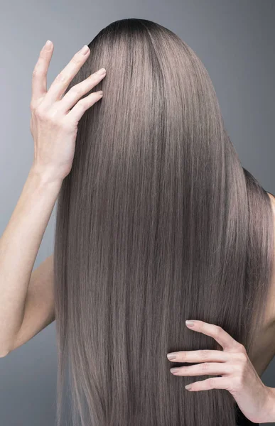 Mãos Elegantes Com Manicure Cabelo Longo Roxo Perfeito Estúdio Anônimo Fotos De Bancos De Imagens