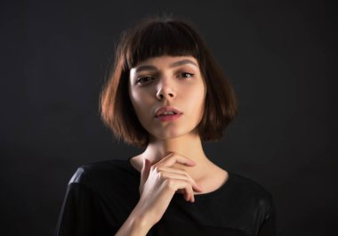 Esmer kızın yüzünde nazik ifade.