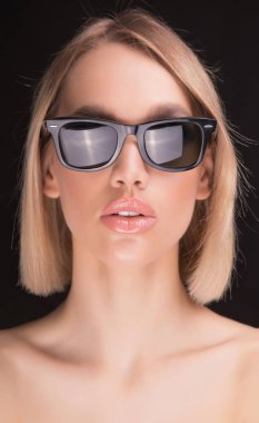 Seksi sarışın modeli trendy güneş gözlüğü.