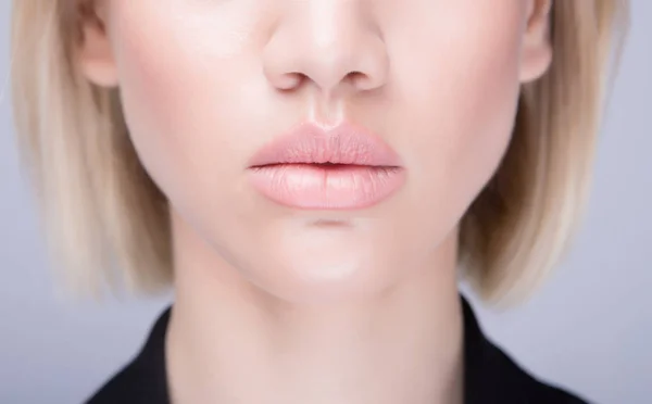Saftiga närbild läppar. Kaukasisk modell. — Stockfoto