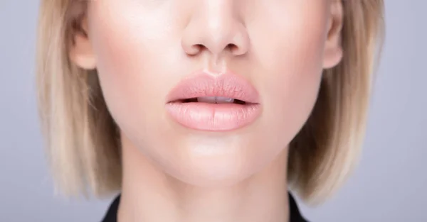 Anonieme shot van een sappige gezonde lippen. — Stockfoto