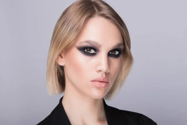 Patroon van perfecte avond donkere make-up op Kaukasisch model. — Stockfoto
