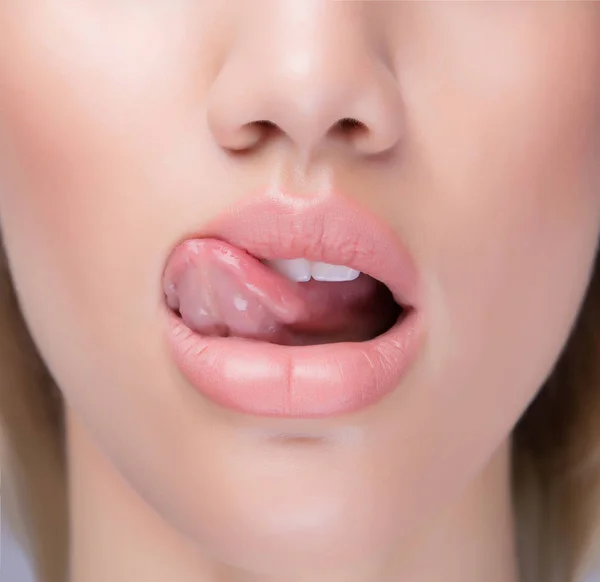 Cerrar labios jugosos con lengua lamiéndolo . — Foto de Stock