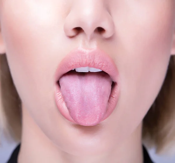 Крупним планом знімок відкритого рота і здорового людського язика . — стокове фото