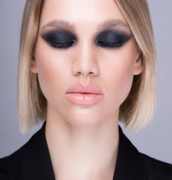 Sterke make-up op Kaukasisch aantrekkelijk model met gesloten ogen. — Stockfoto