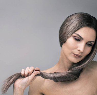 Uzun ve güçlü mor saçlı zarif görünümlü kadın aşağı.