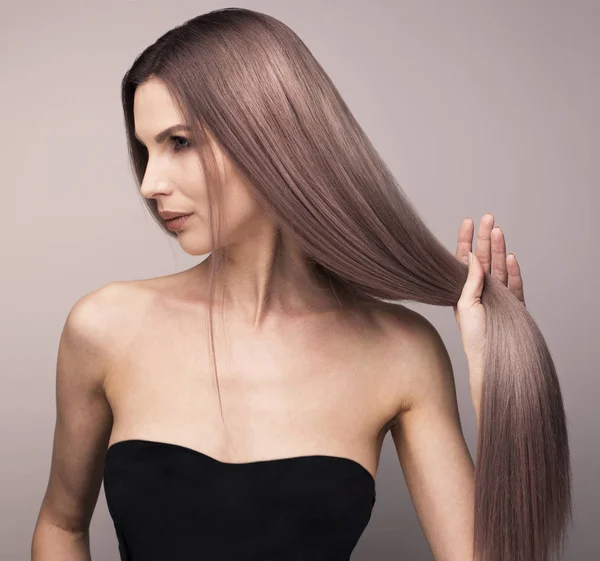 Mujer joven con el color de pelo púrpura elegante . —  Fotos de Stock