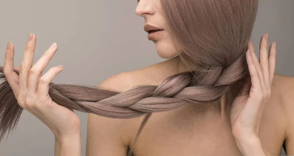 Stark och hälsosam lång lila hår. — Stockfoto