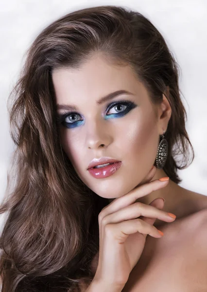 Colorful makeup and natural hairstyle. — Stock Photo, Image