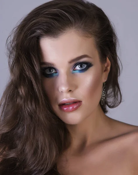 Sexy portret van een jong brunette meisje met glanzende make-up. — Stockfoto