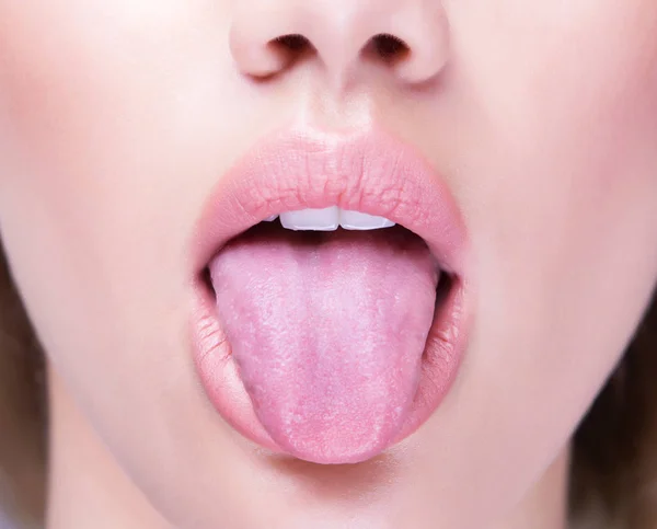 Κοντινό πλάνο ανοιχτού στόματος και υγιούς ανθρώπινης γλώσσας. — Φωτογραφία Αρχείου