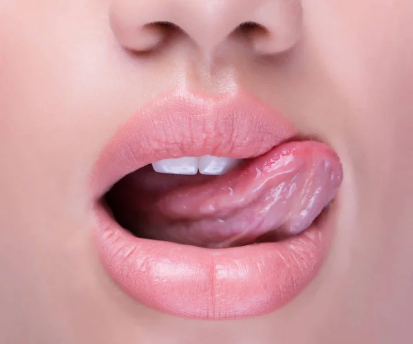 Анонимный снимок открытого рта с языком, облизывающим сочные губы . — стоковое фото