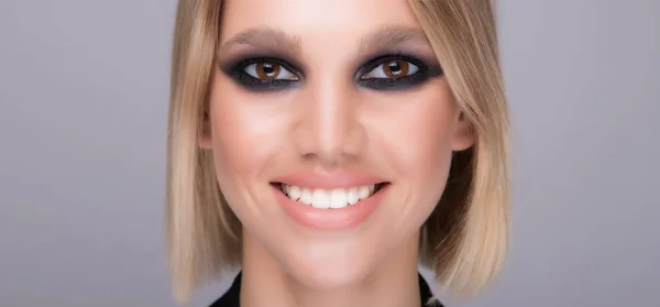 Brede en heldere glimlach. Sexy model met sterke make-up. — Stockfoto