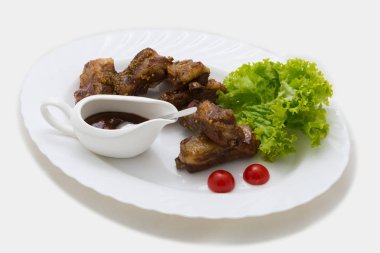 İkinci yemekler, salatalar ve içecekler ziyaretçilere hizmet öncesi. Tabak yiyecek. Hafif bir arka plan üzerinde çekim stüdyo.