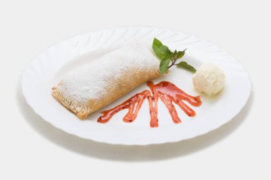 İkinci yemekler, salatalar ve içecekler ziyaretçilere hizmet öncesi. Tabak yiyecek. Hafif bir arka plan üzerinde çekim stüdyo.