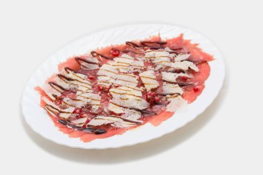 İkinci yemekler, salatalar ve içecekler ziyaretçilere hizmet öncesi. Tabak yiyecek. Hafif bir arka plan üzerinde çekim stüdyo.