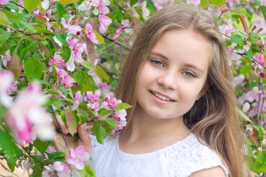 Bahar parkında 10 yaşındaki bir kızın portresi