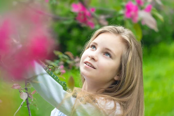 Portrait of a ten year old girl in spring park — Stock Photo, Image