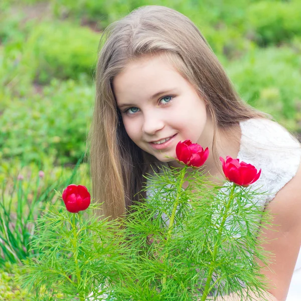 Portrait of a ten year old girl in spring park — Stock Photo, Image