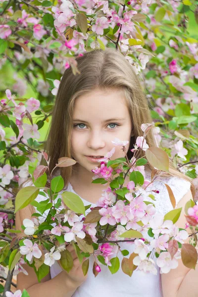 Portrait of a ten year old girl in spring park — Stock Photo, Image