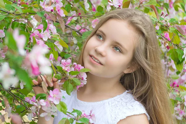 Portrait of a ten year old girl in spring park — Stock Photo, Image